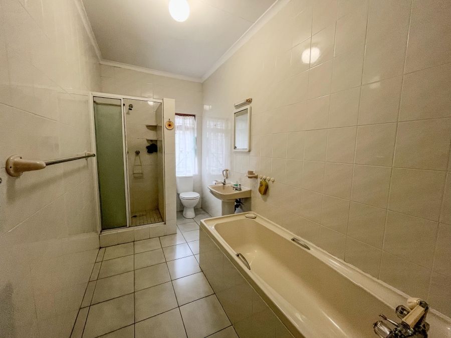 To Let 4 Bedroom Property for Rent in Pinelands Western Cape